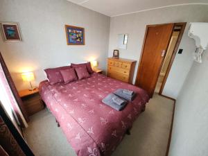 En eller flere senge i et værelse på Esplanade Escape Classic Coastal Cottage + 6 billeder