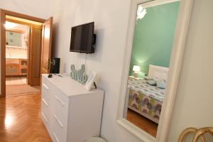 TV a/nebo společenská místnost v ubytování Maison Étoile