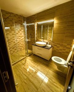 un bagno con wc, lavandino e doccia di Sonnenhaus a Marpod Altre 10 foto