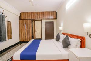 Giường trong phòng chung tại Hotel Urban Suite Near City Center Mall & GVK Mall +16 ảnh