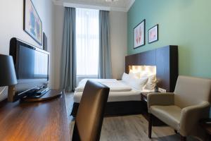 Televiisor ja/või meelelahutuskeskus majutusasutuses Garner Hotel Hamburg - Graf Moltke by IHG