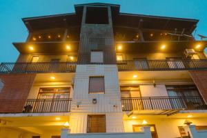 ein hohes weißes Gebäude mit einem Uhrturm in der Unterkunft Kozy B&B in Mount Lavinia