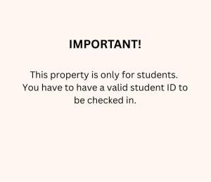 Un panneau indique : « Important : cette propriété est réservée aux étudiants. » dans l'établissement Brand New Student Only Ensuites In Central Leeds, à Leeds