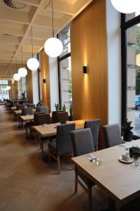 una fila de mesas y sillas en un restaurante en Hotel DAP, en Praga