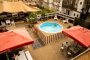 een uitzicht over een zwembad met parasols bij WOT Patio Social in Lissabon