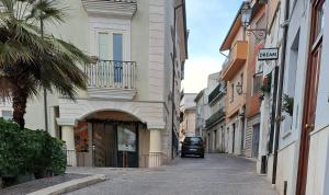 un'auto è parcheggiata in una strada accanto a un edificio di Piazza Duomo Guest House ad Ariano Irpino