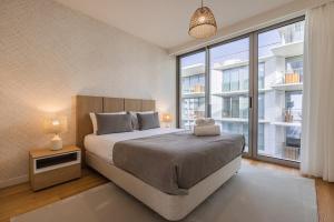 En eller flere senge i et værelse på Ocean View Luxury Bayline Apartment + 29 billeder