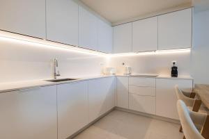 Køkken eller tekøkken på Ocean View Luxury Bayline Apartment