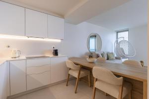 Køkken eller tekøkken på Ocean View Luxury Bayline Apartment