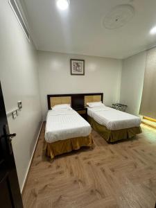 Giường trong phòng chung tại شقق رويال الخبر للشقق المخدومة