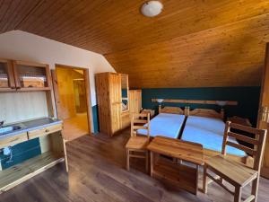 Χώρος καθιστικού στο Relax Thermal Villapark Csokonyavisonta fürdőbelépővel