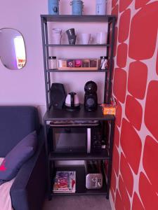 a book shelf in a room with a tv at La loge Royale in Cucq