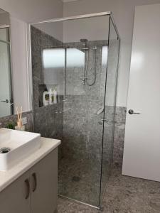 Et badeværelse på Wellard Nest- Perth + 11 billeder