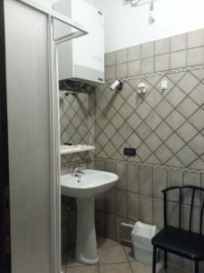 a small bathroom with a sink and a toilet at Lo Zodiaco in Roncobillaccio