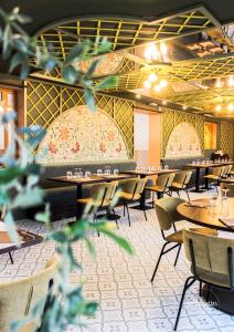 een restaurant met tafels en stoelen in een kamer bij La Villa Borgo in Champagne-au-Mont-dʼOr