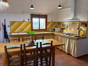una cucina con un tavolo in legno e un piano di lavoro di Cuevas el Torriblanco a Gorafe