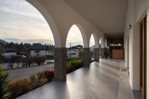 カスティオーネ・デッラ・プレゾラーナにあるBratto Relax Apartmentsのアーチと眺めのある家の廊下