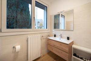 カスティオーネ・デッラ・プレゾラーナにあるBratto Relax Apartmentsの洗面台と窓のあるバスルーム +23枚の写真