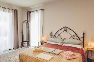 Un dormitorio con una cama grande con toallas. en Il 10 Settembre B&B, en Enas 284 fotos más