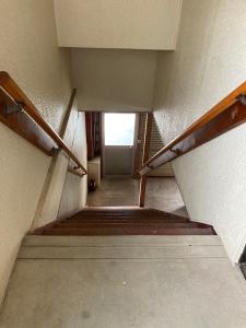 uitzicht op een trap in een gebouw bij 7Daysあさひや in Matsuzaki