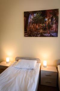 sypialnia z łóżkiem z 2 stolikami nocnymi i 2 lampami w obiekcie Apartamenty Wałowa 4 w Tarnowie