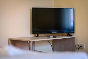 a flat screen tv sitting on top of a table at Apartamenty Wałowa 4 in Tarnów
