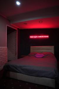 Giường trong phòng chung tại Romantic Mini-Hotel & Photo Space in the Heart of Lviv