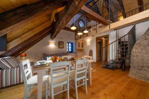 una cucina e una sala da pranzo con tavolo e sedie di GuestHost - Antica Ferrovia Apartments Tarvisio a Tarvisio