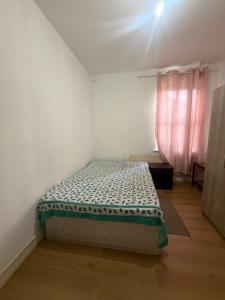 En eller flere senge i et værelse på Double Room with shared kitchen and living room