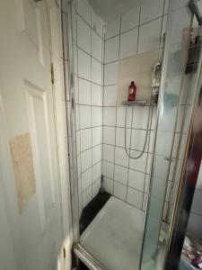 Et badeværelse på Double Room with shared kitchen and living room