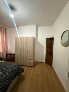 En eller flere senge i et værelse på Double Room with shared kitchen and living room