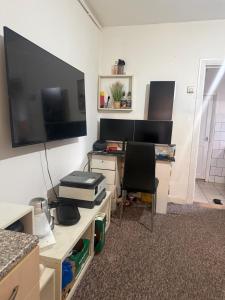 Et tv og/eller underholdning på Double Room with shared kitchen and living room