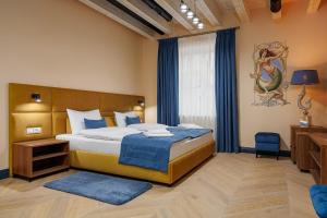 Postel nebo postele na pokoji v ubytování Oysters & Bubbles Gastro Hotel. Rynok square