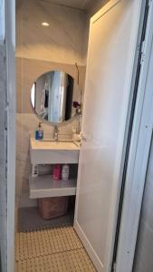 ein Badezimmer mit Waschbecken und Spiegel in der Unterkunft ميرا للشقق الفندقية in al-Ain