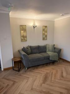 Posezení v ubytování Modern 5-BDR, Family, Free Parking, Super Fast Speed Wi-Fi, Sleeps 10, Contractors, Long Term Stays Allowed