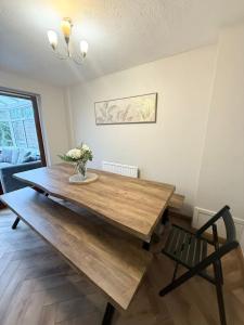 Fotografie z fotogalerie ubytování Modern 5-BDR, Family, Free Parking, Super Fast Speed Wi-Fi, Sleeps 10, Contractors, Long Term Stays Allowed v destinaci Peacehaven