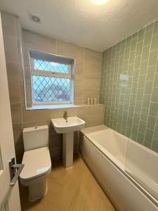 Koupelna v ubytování Modern 5-BDR, Family, Free Parking, Super Fast Speed Wi-Fi, Sleeps 10, Contractors, Long Term Stays Allowed