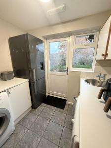 Kuchyň nebo kuchyňský kout v ubytování Modern 5-BDR, Family, Free Parking, Super Fast Speed Wi-Fi, Sleeps 10, Contractors, Long Term Stays Allowed + 53 fotografií