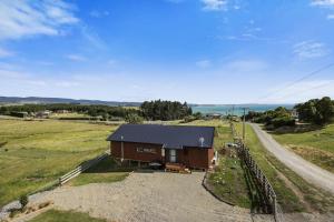 una vista aérea de un granero en un campo en Seabreeze Lookout - Moeraki Holiday Home, en Moeraki