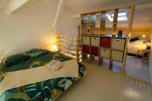 ein Schlafzimmer mit einem Bett mit einer grünen Bettdecke in der Unterkunft Appartement RoofTop - Montélimar in Montélimar