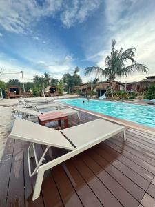 ヤオヤイ島にあるLaleuca At Laemhad Kohyaoyaiの白いベンチ(スイミングプールの横のデッキに座る)