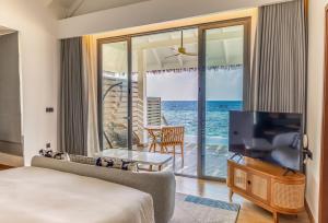 TV a/nebo společenská místnost v ubytování dusitD2 Feydhoo Maldives - All Inclusive Resort - with Free Transfers