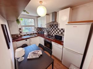 Kuchyň nebo kuchyňský kout v ubytování Central City Oasis - Sleeps 4 Parking Included Contractor Discounts! + 46 fotografií