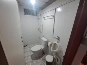 een badkamer met een toilet en een urinoir bij Casa Scarlet in Bangkok +47 foto's