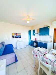a living room with a table and a kitchen at Giglio Rosa 4 n9 in Campese