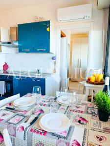 eine Küche mit einem Tisch mit Tellern und Weingläsern in der Unterkunft Giglio Rosa 4 n9 in Campese