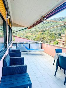 einen Balkon mit einer Treppe sowie einem Tisch und Stühlen in der Unterkunft Giglio Rosa 4 n9 in Campese