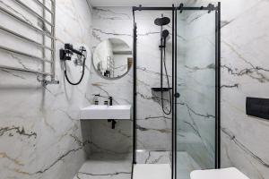 Koupelna v ubytování Oysters & Bubbles Gastro Hotel. Rynok square + 146 fotografií