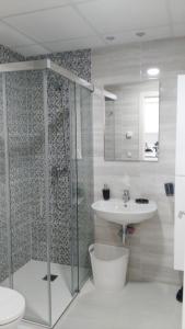 プレヤス・デ・オリフエラにある4daughters Secreto de la Zeniaのバスルーム(ガラス張りのシャワー、シンク付)