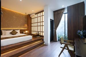 フエにあるNana Villa Hueのベッドと大きな窓のある寝室